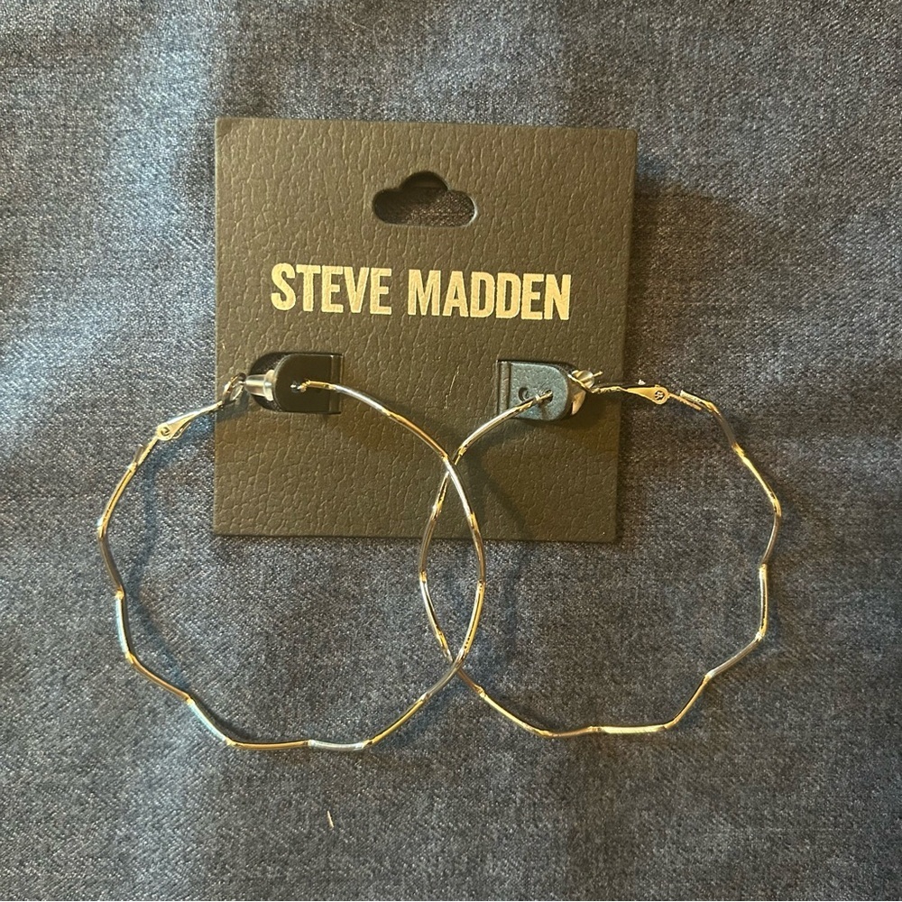 Steve Madden Silver Toned Zig Zag Hoop Earrings NWT Great Bundle Item!